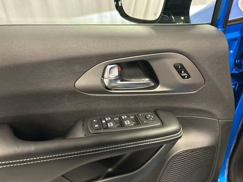 New 2027 Chrysler Pacifica Select FWD image 12