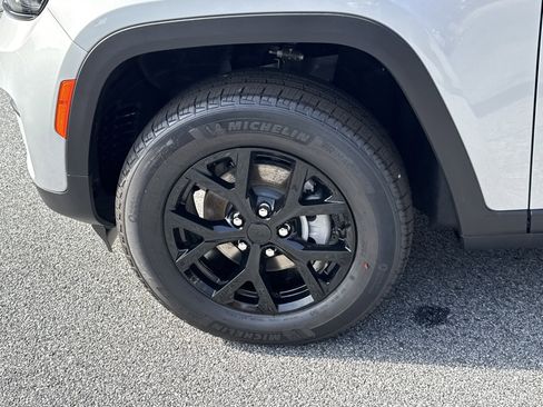 New 2025 Jeep Grand Cherokee Altitude image 14