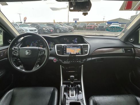 Used 2017 Honda Accord Touring image 12