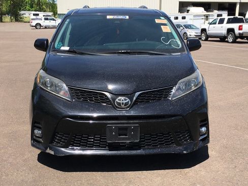 Used 2020 Toyota Sienna SE w/ SE Preferred Package FWD image 9