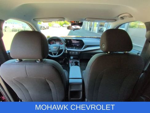 Used 2024 Chevrolet Trax LS w/ LS Convenience Package FWD image 19