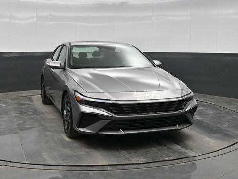 Used 2025 Hyundai Elantra SEL image 2