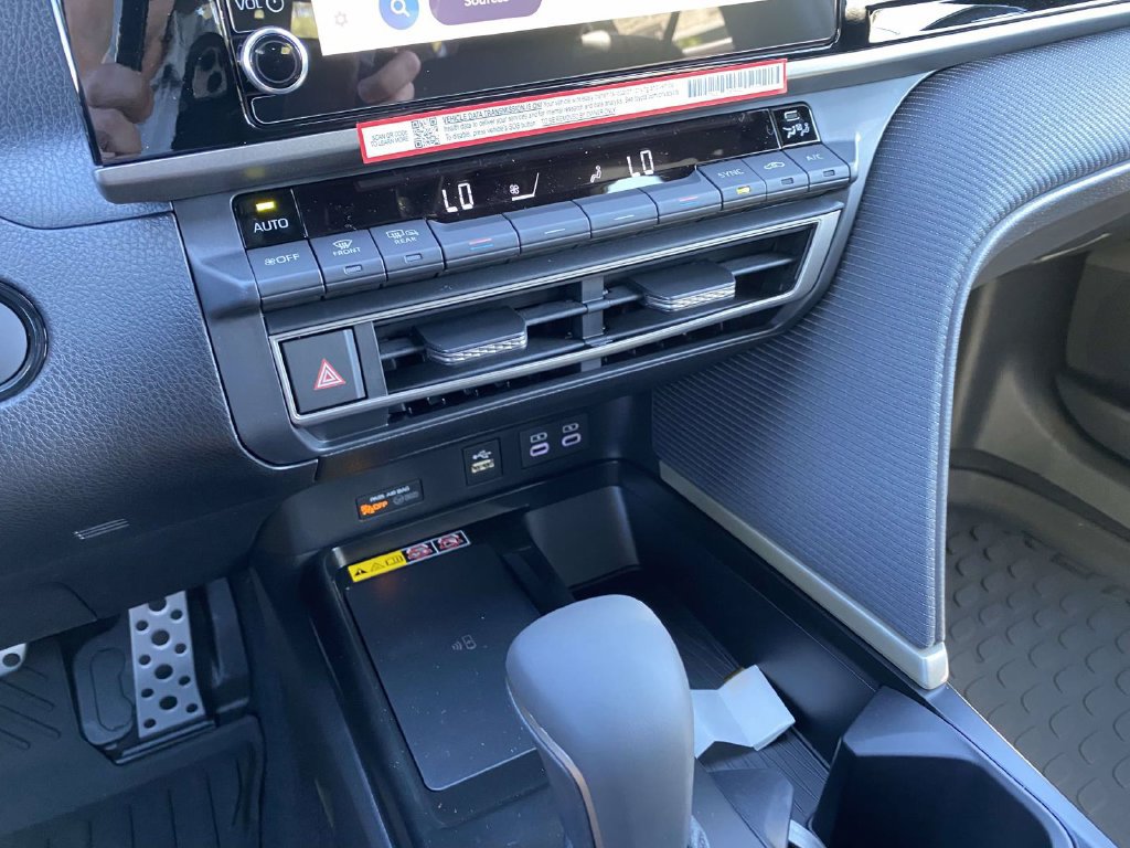 New 2026 Toyota Camry Hybrid FWD image 19