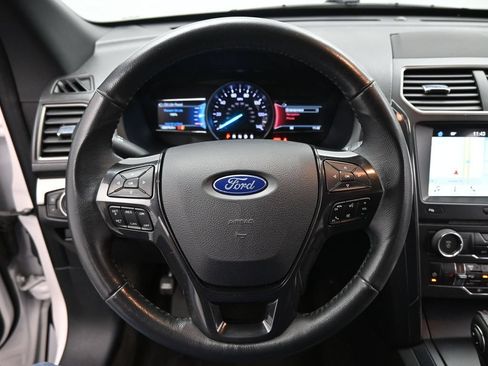 Used 2018 Ford Explorer XLT w/ Equipment Group 202A FWD image 12
