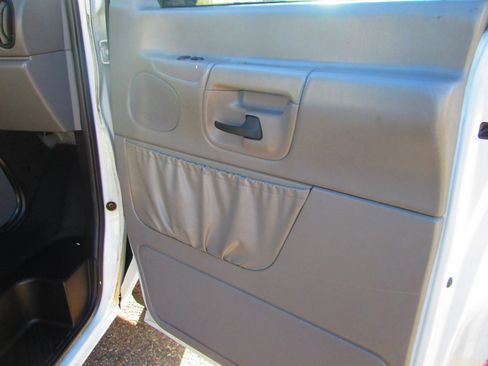 Used 2000 Ford E-150 and Econoline 150 image 8