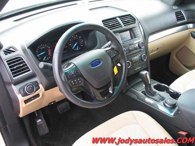 Used 2017 Ford Explorer 4WD image 2