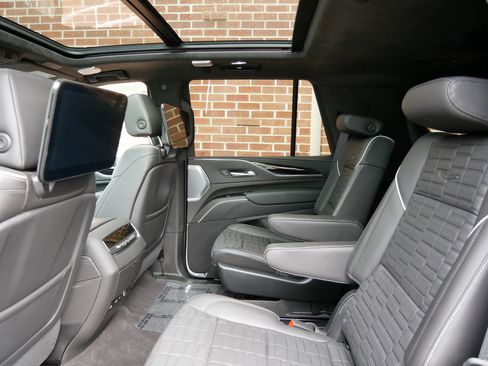 Used 2023 Cadillac Escalade V w/ LPO, ONYX Package AWD/4WD image 10