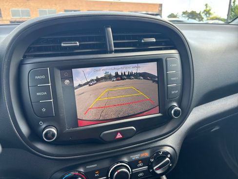 Used 2025 Kia Soul LX w/ LX Technology Package FWD image 22