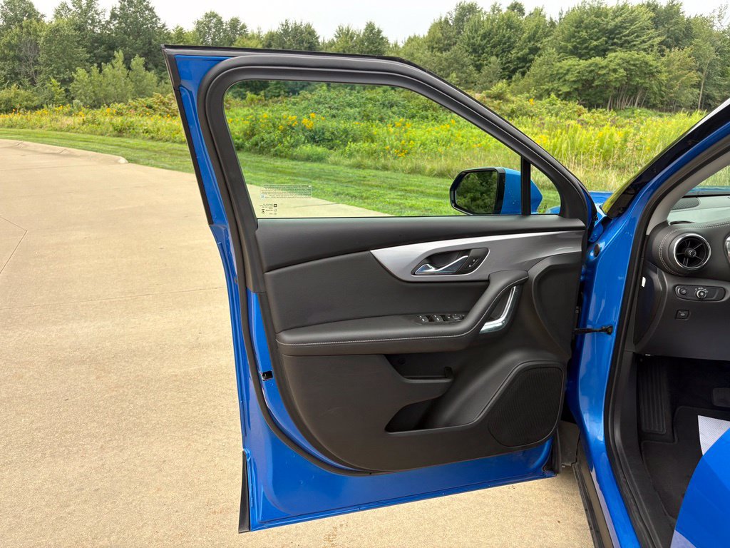 Used 2025 Chevrolet Blazer LT FWD image 13
