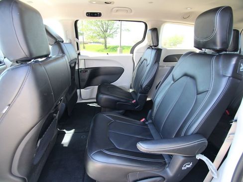 Used 2024 Chrysler Pacifica Touring-L image 7