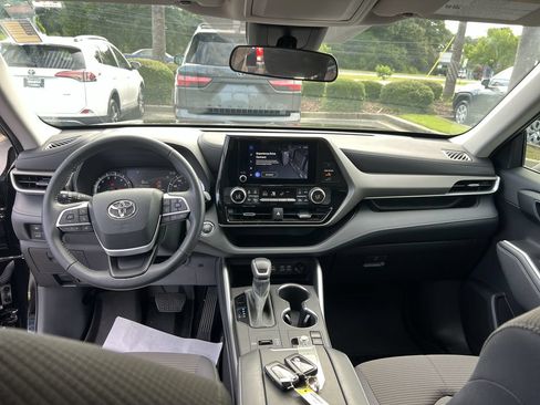 Used 2023 Toyota Highlander LE FWD image 31