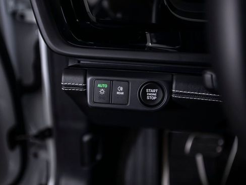 Used 2025 Porsche Panamera image 34