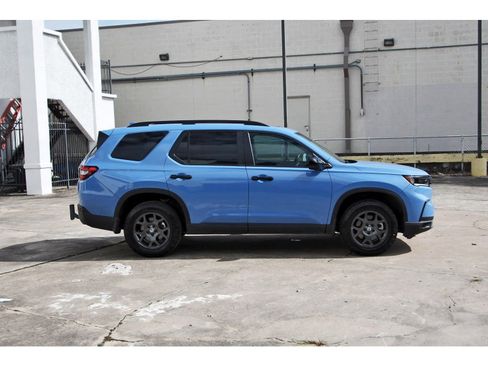 Used 2025 Honda Pilot TrailSport image 8