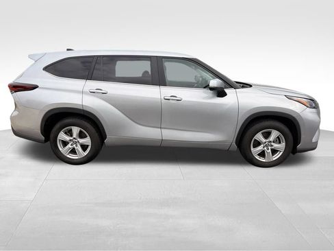 Used 2024 Toyota Highlander LE FWD image 8