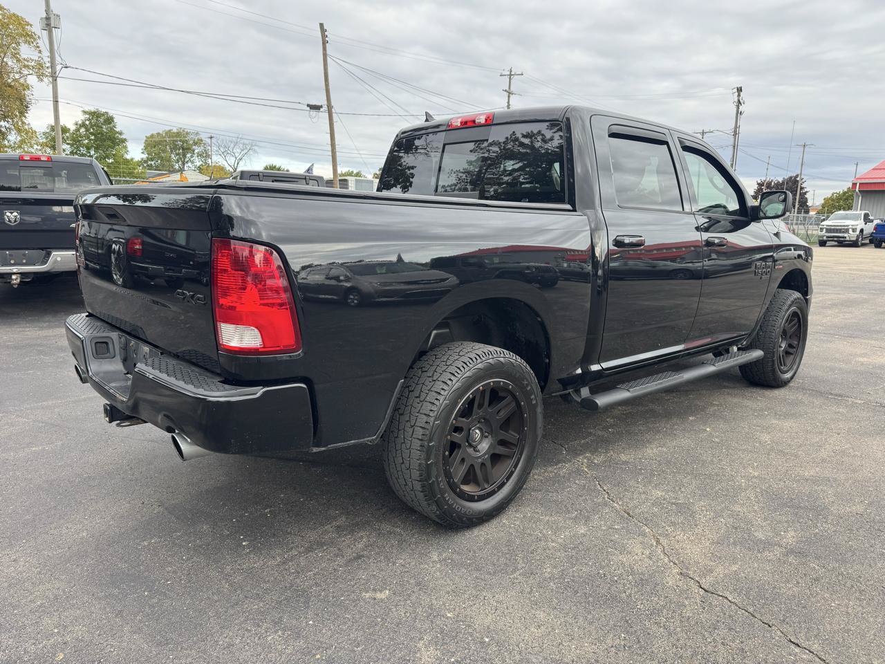 Used 2019 RAM 1500 Classic SLT w/ Black Appearance Group AWD/4WD image 3