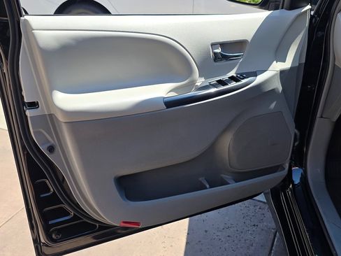Used 2014 Toyota Sienna SE w/ SE Premium Package w/Entune FWD image 33