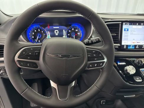 New 2026 Chrysler Pacifica Select image 14