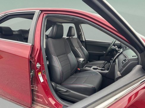 Used 2016 Toyota Camry SE w/ Moonroof Package image 35