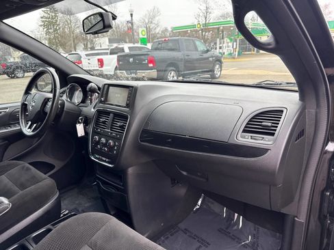Used 2016 Dodge Grand Caravan SE image 28