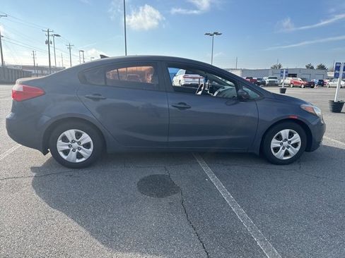Used 2016 Kia Forte LX image 2