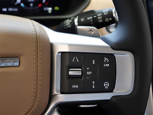 Used 2025 Land Rover Discovery Metropolitan Edition image 66