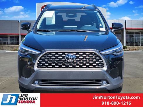 Used 2025 Toyota Corolla Cross XLE image 2