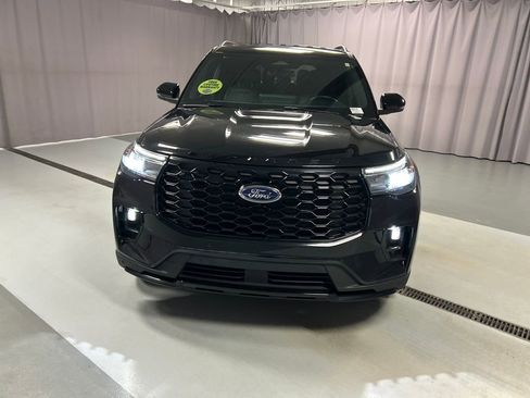 Used 2025 Ford Explorer ST-Line w/ ST-Line Street Pack image 2