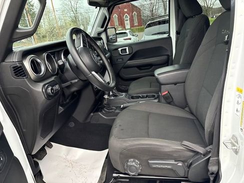 Used 2018 Jeep Wrangler Unlimited Sahara AWD/4WD image 9