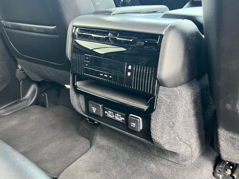 Used 2025 Jeep Wagoneer 4WD image 23