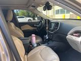 Used 2016 Jeep Cherokee Limited image 5
