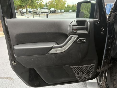 Used 2016 Jeep Wrangler Unlimited Sahara w/ Connectivity Group AWD/4WD image 15