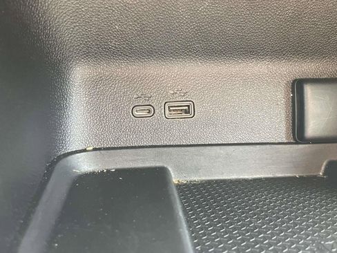 Used 2025 Chevrolet Traverse LT FWD image 18