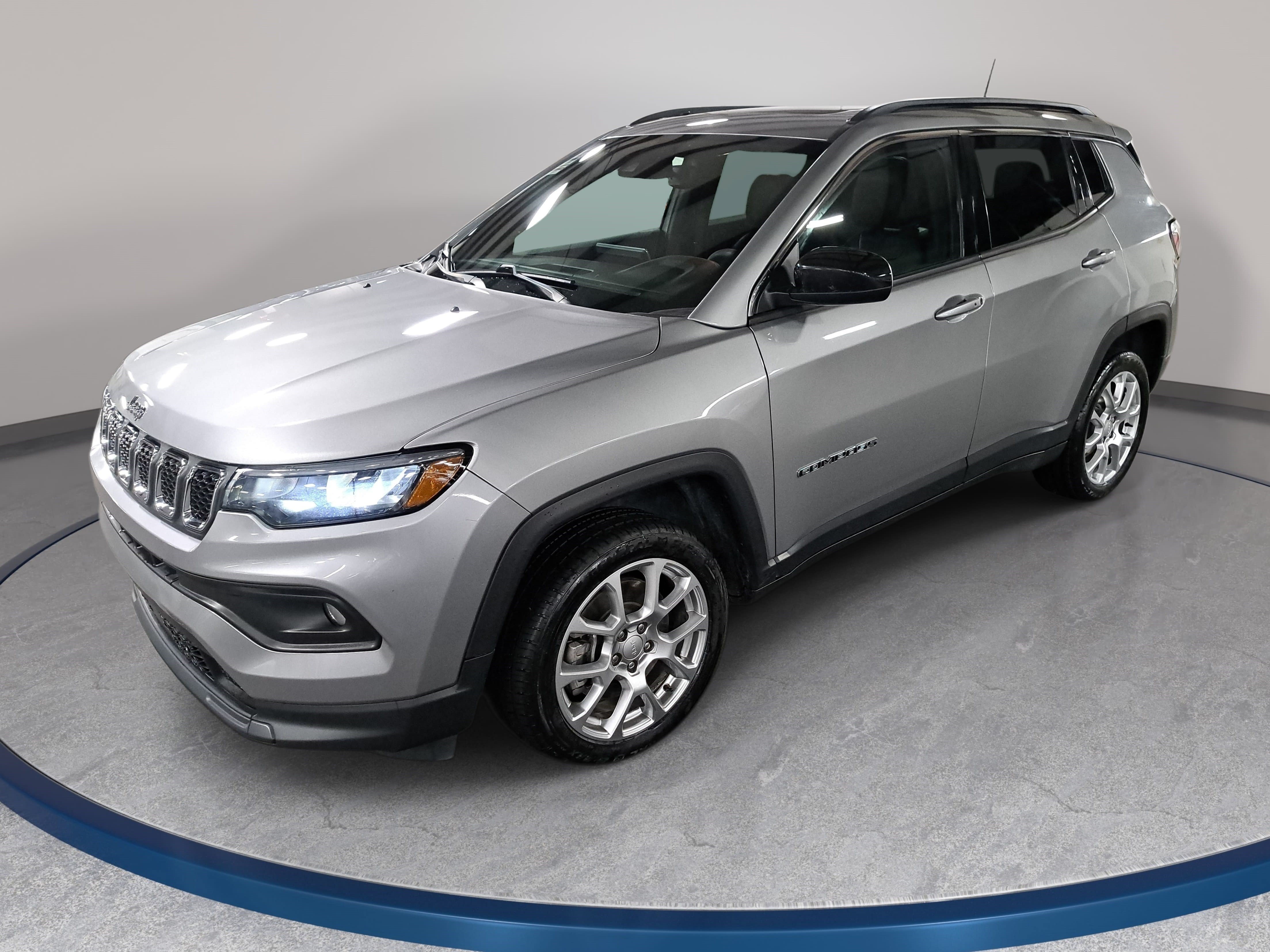 Used 2023 Jeep Compass Latitude w/ Sun and Sound Group AWD/4WD image 1