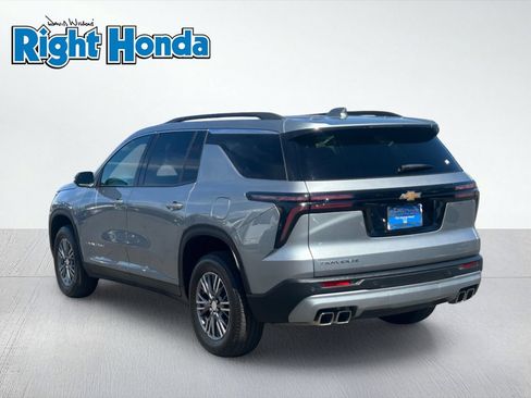 Used 2025 Chevrolet Traverse LT FWD image 4