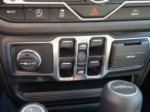 Used 2025 Jeep Gladiator Sport AWD/4WD image 15