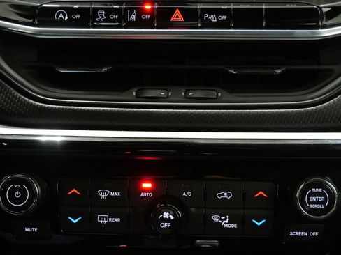 Used 2025 Jeep Compass Trailhawk AWD/4WD image 18