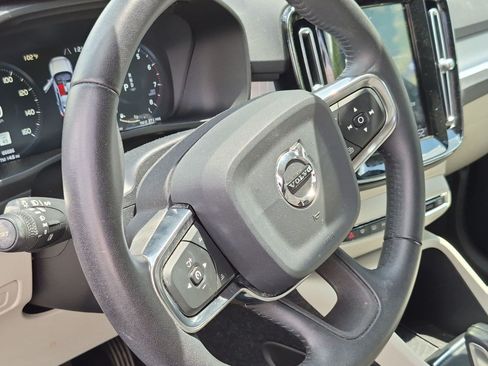 Used 2019 Volvo XC40 T4 Momentum FWD image 18