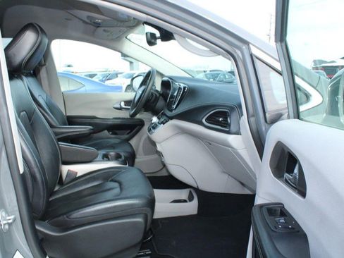 Used 2022 Chrysler Pacifica Touring-L image 11