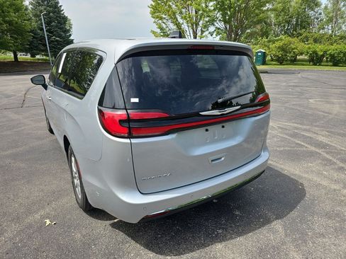 Used 2023 Chrysler Pacifica Touring-L FWD image 3