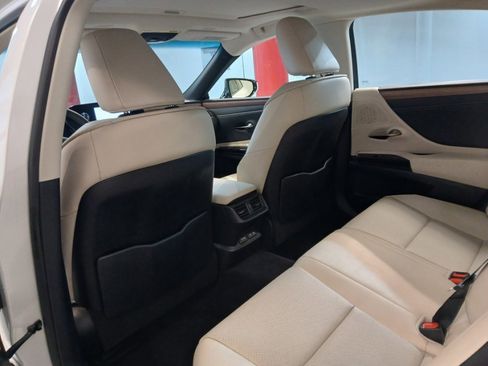 Used 2023 Lexus ES 250 w/ Premium Package image 10