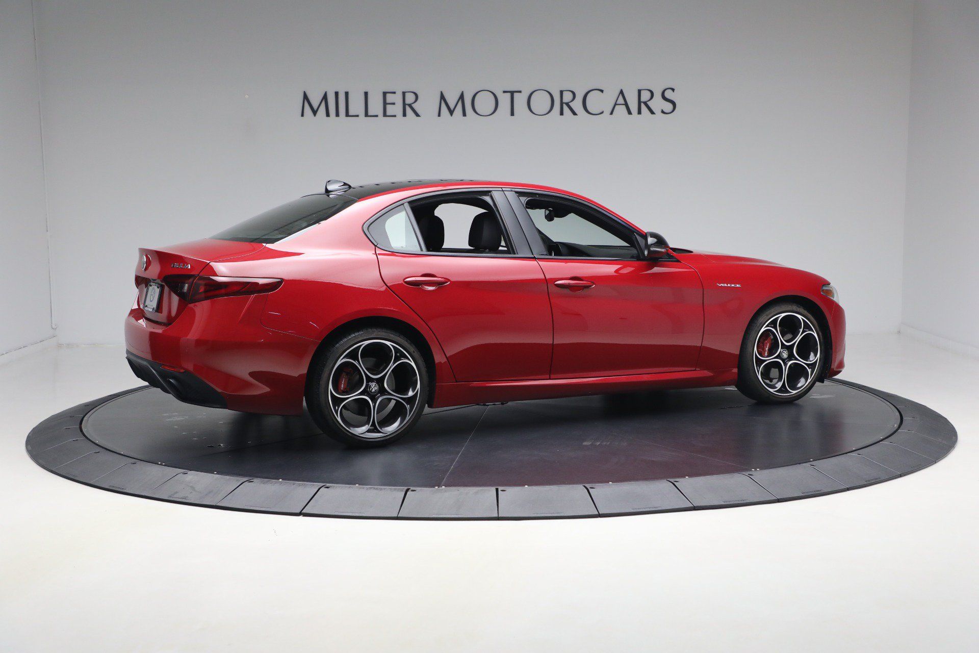 Used 2023 Alfa Romeo Giulia Veloce AWD/4WD image 8
