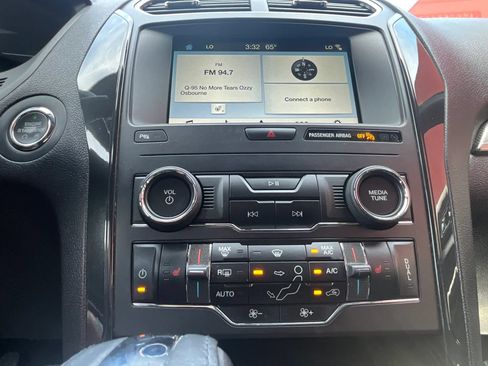 Used 2018 Ford Explorer XLT w/ Equipment Group 202A FWD image 35