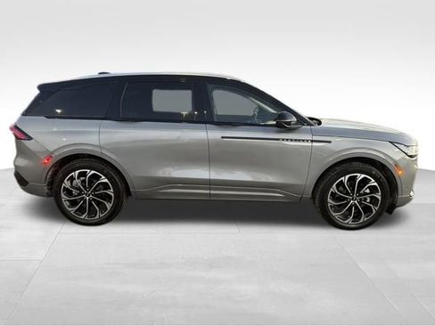 Used 2024 Lincoln Nautilus Reserve image 9