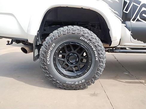 Used 2021 Toyota Tacoma TRD Sport w/ Technology Package image 16