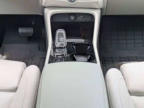 Certified 2024 Volvo XC40 B5 Plus w/ Protection Package Premier AWD/4WD image 22