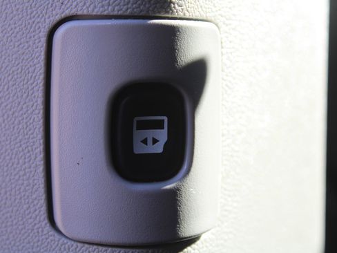 Used 2016 Dodge Grand Caravan SXT image 9