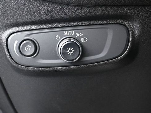 Used 2020 Chevrolet Equinox LS image 9