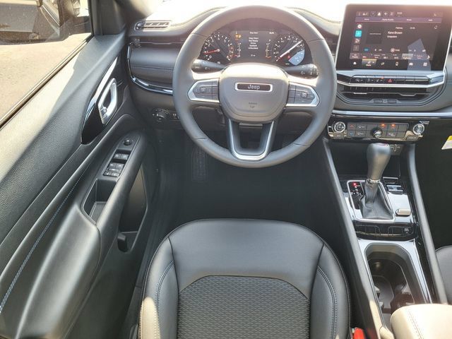 Used 2026 Jeep Compass Latitude AWD/4WD image 12
