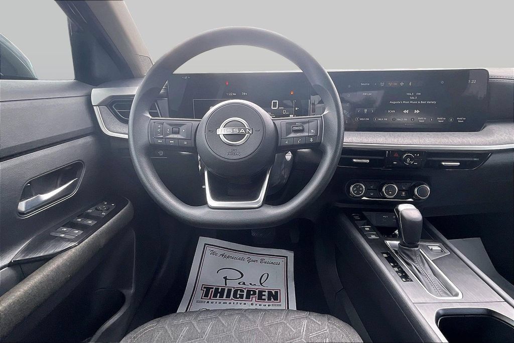 Used 2025 Nissan Kicks SV w/ SV Premium Package FWD image 5