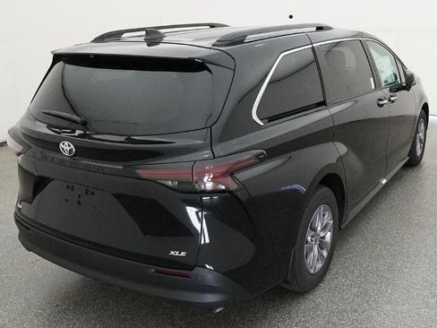 New 2026 Toyota Sienna XLE image 30